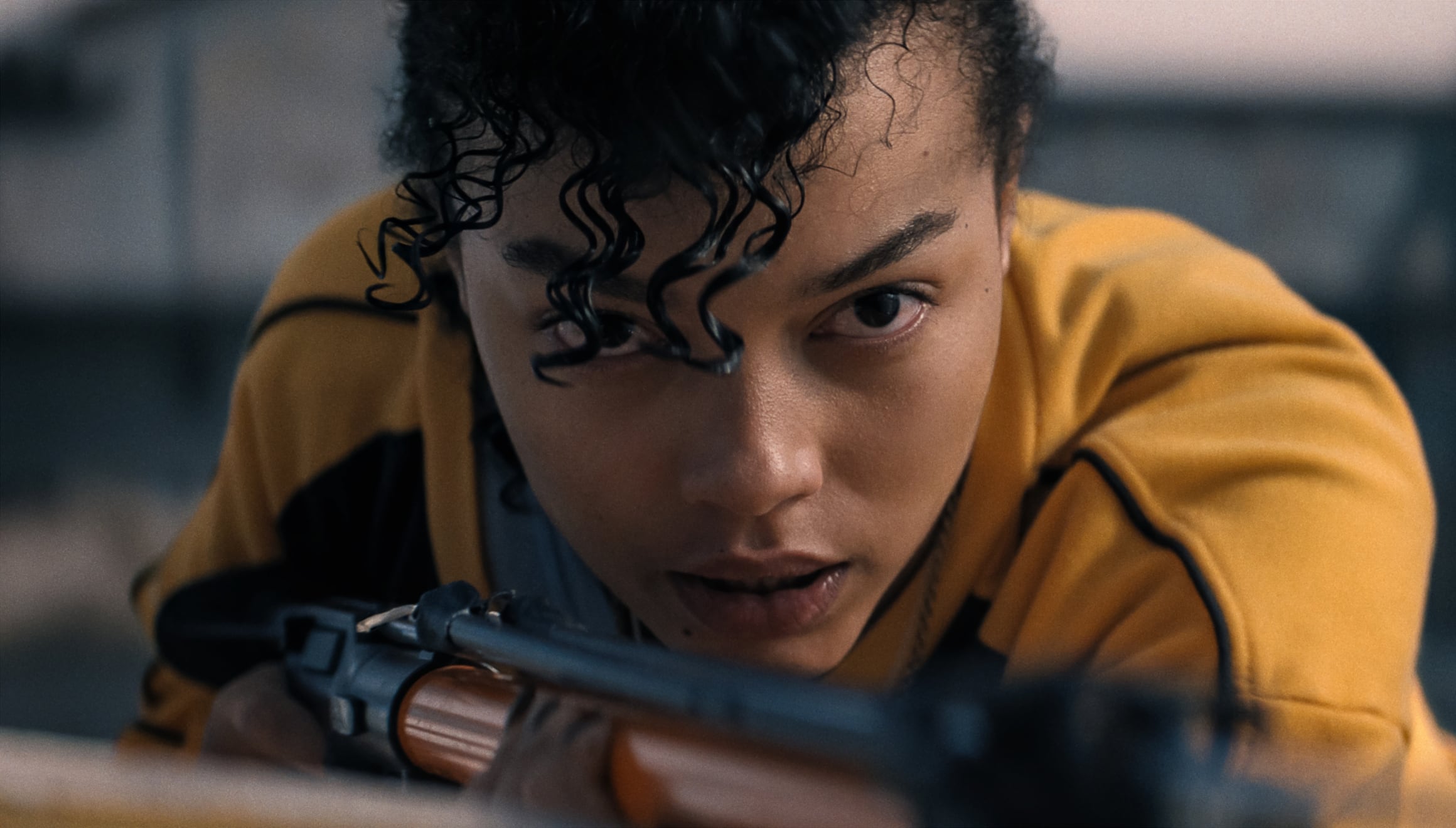 Whitney Peak como Dakota Edwards en una escena de la película "Embestida" (Foto: Netflix)