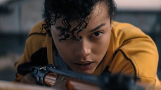 Un huracán, tiburones y cero escapatoria: la película de supervivencia “Embestida” llega a Netflix