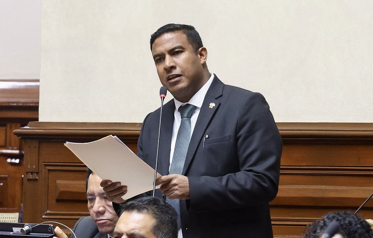 Ernesto Zunini, diputado y vocero de Juntos por el Perú, cuestionó el pedido de facultades legislativas presentado por el Ejecutivo. Foto: Congreso.