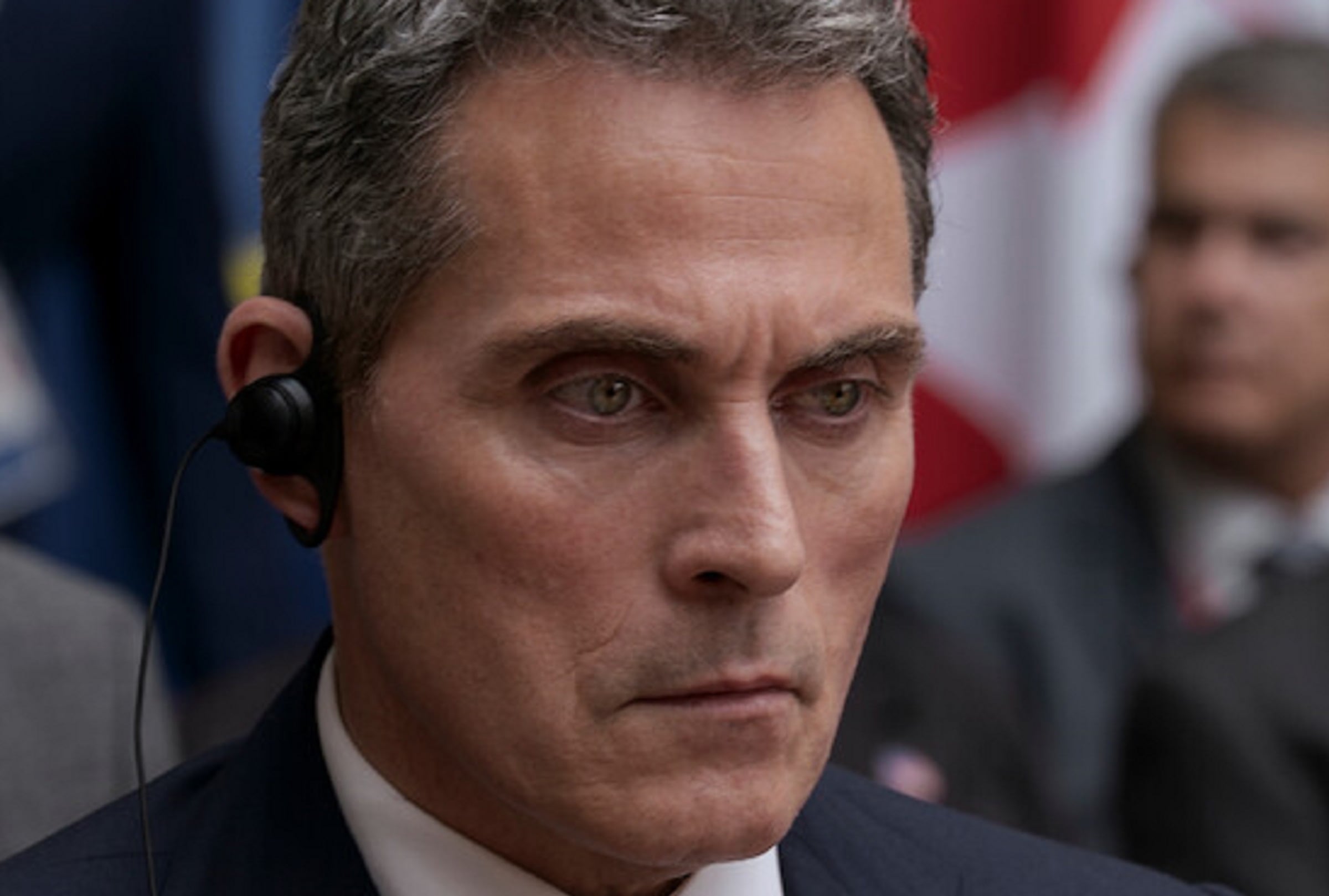 Hal Wyler (Rufus Sewell) decide seguir a su esposa y darle la espalda a la presidenta Grace Penn (Allison Janney) al final de la cuarta temporada de "La diplomática" (Foto: Netflix)