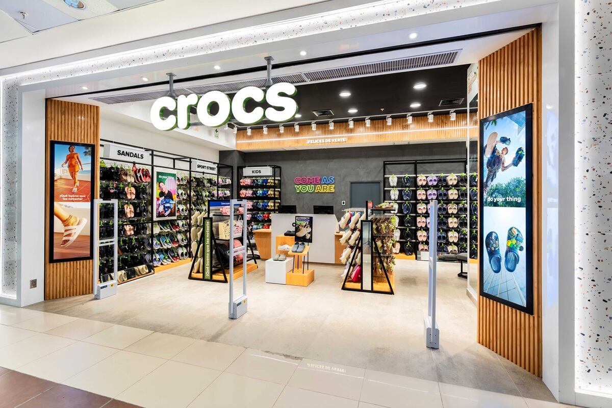 Los Jibbitz ya representan cerca del 20% de las ventas monetarias de Crocs, consolidándose como una de las categorías de mayor dinamismo para la marca. (Foto: Crocs)