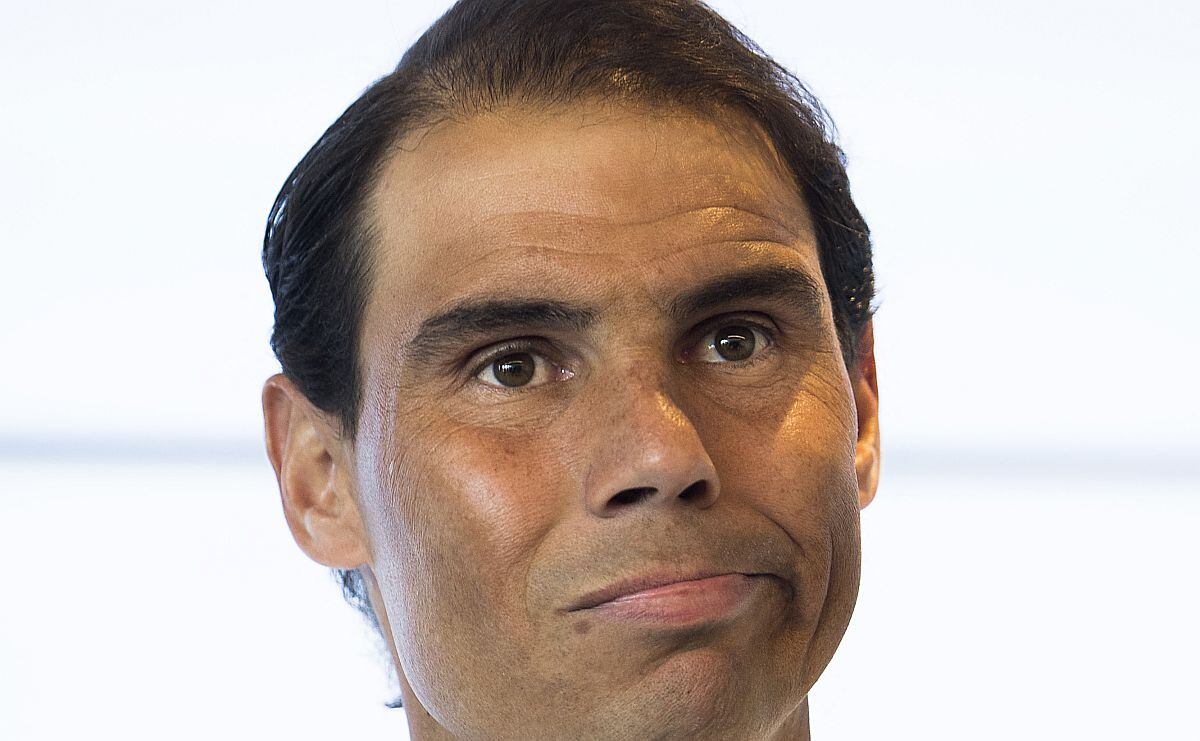 Tenista español Rafael Nadal habla con la prensa en conferencia para anunciar que no jugará el Abierto de Francia. (Foto: AFP)