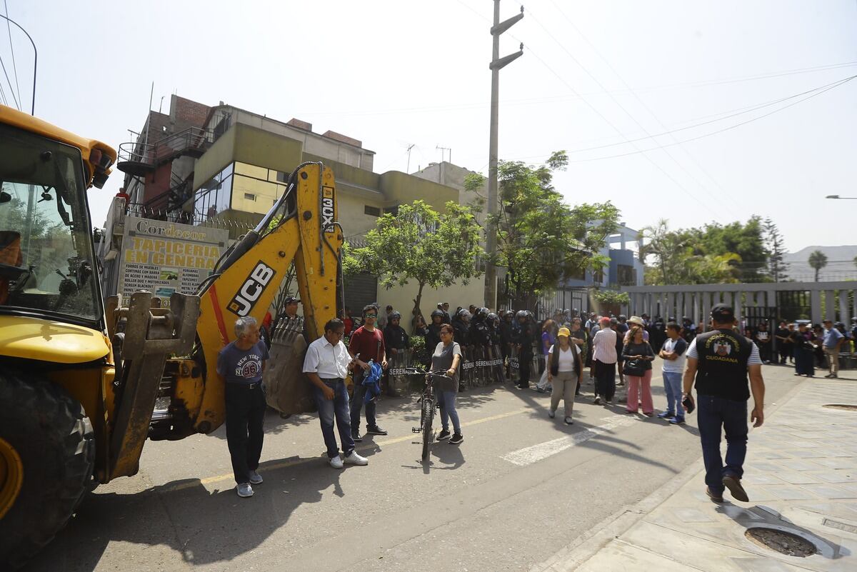 Vecinos de Ate, de la urbanización Mayorazgo, impidieron el pase de la grúa demoledora. Foto: GEC.