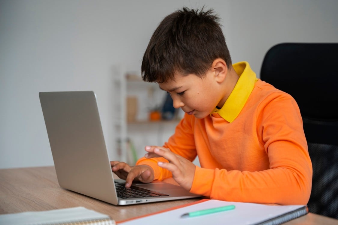 Una investigación con 27,000 estudiantes encontró que la inteligencia artificial permite terminar las tareas más rápido, pero su uso también podría afectar el aprendizaje. (Foto referencial: Pixabay)