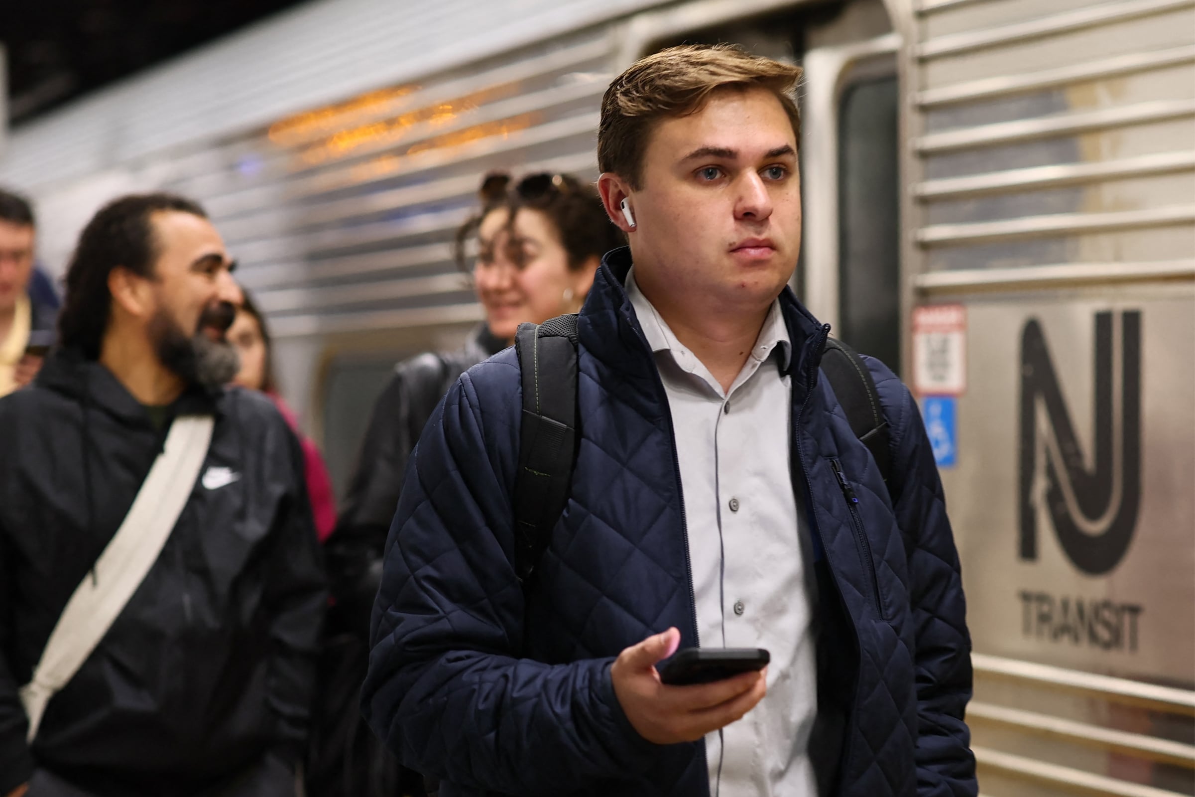 Usuarios de NJ Transit esperando para abordar un tren en Penn Station (Foto: AFP)