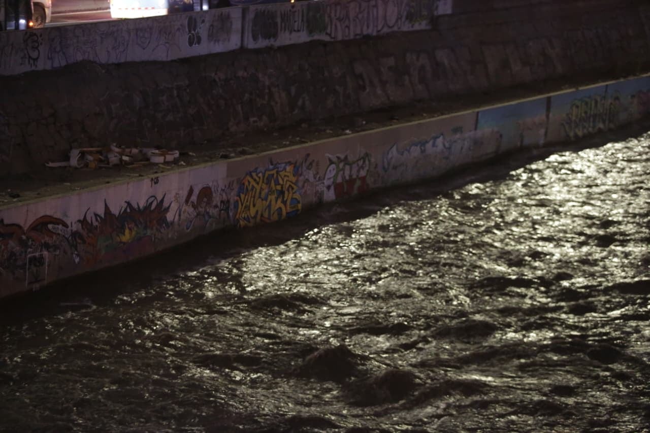 En el puente Trujillo, que conecta el Cercado de Lima con el distrito del Rímac, se ha observado un aumento significativo del caudal. (Foto: Cesar Bueno @photo.gec)