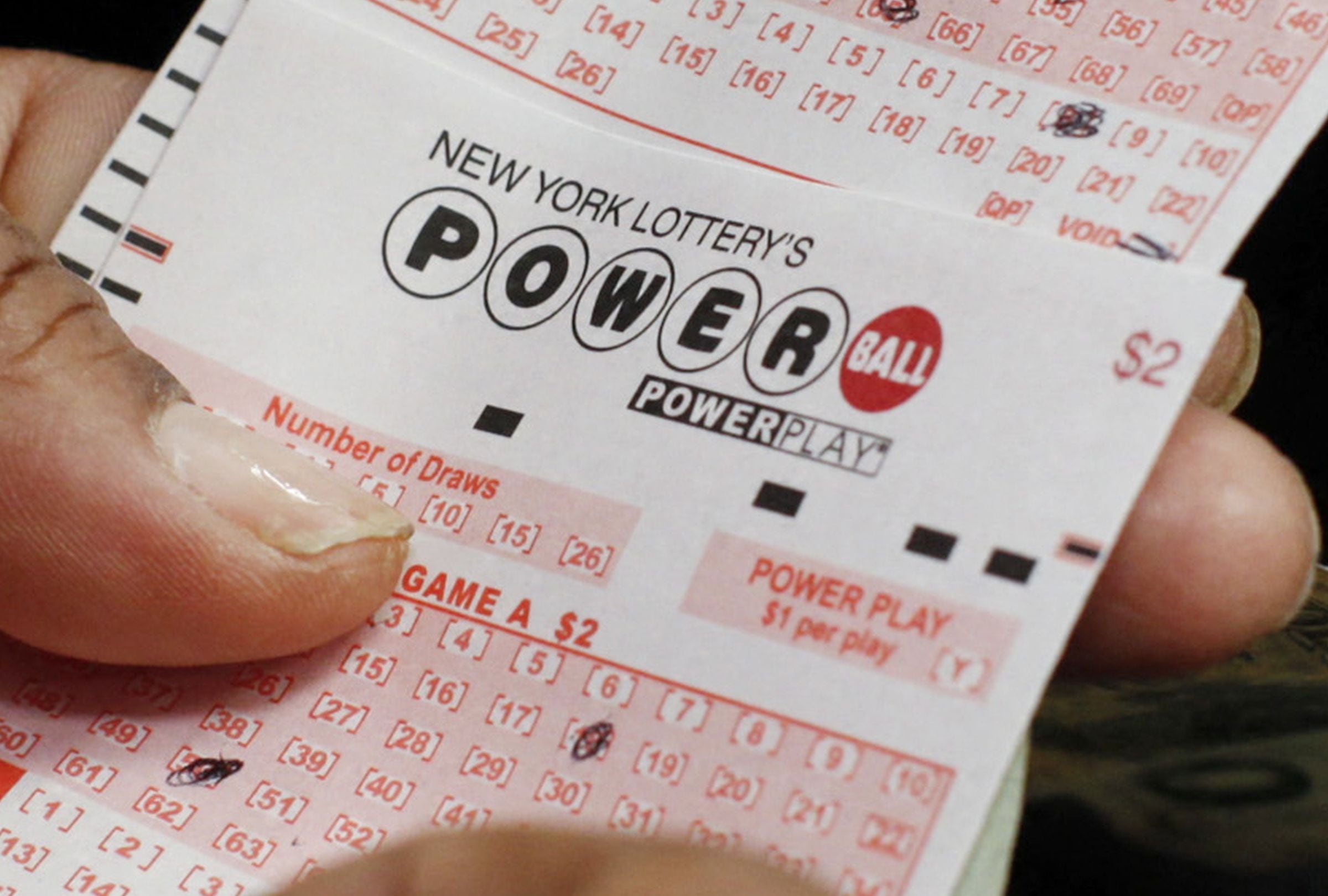 En esta nota conocerás los resultados del sorteo del Powerball del sábado 16 de mayo y descubrir si alguien se quedó con el premio mayor. (Foto: KENA BETANCUR / AFP)
