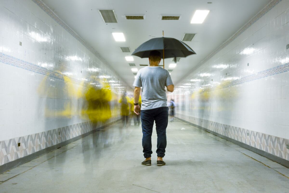 Las personas que creen en las supersticiones no recomiendan abrir un paraguas en el interior de una casa (Foto: Freepik)