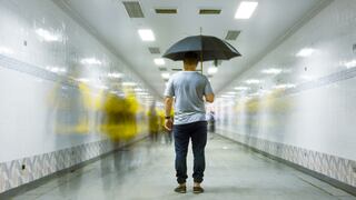 El origen y cómo celebrar el “Día de Abrir Paraguas en Interiores”, la festividad del 13 de marzo