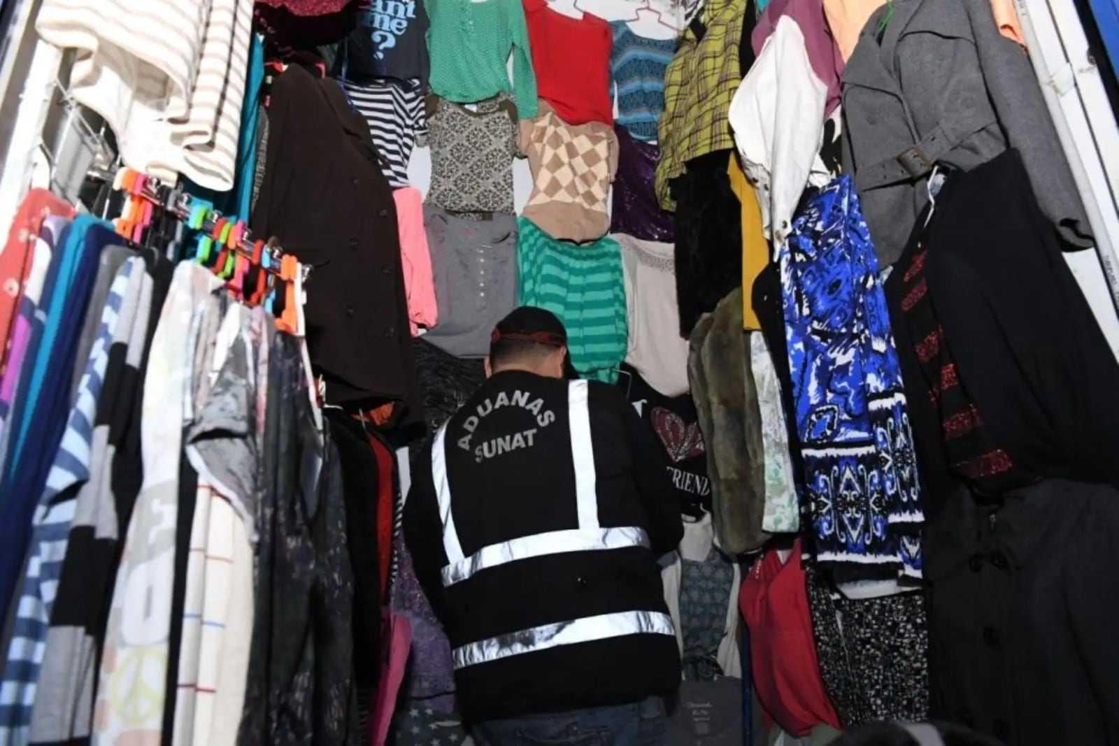 La SNI y el Instituto de Criminología advierten que la ropa usada que ingresa de contrabando al Perú opera en rutas compartidas con otras economías ilegales. (Imagen: Andina)