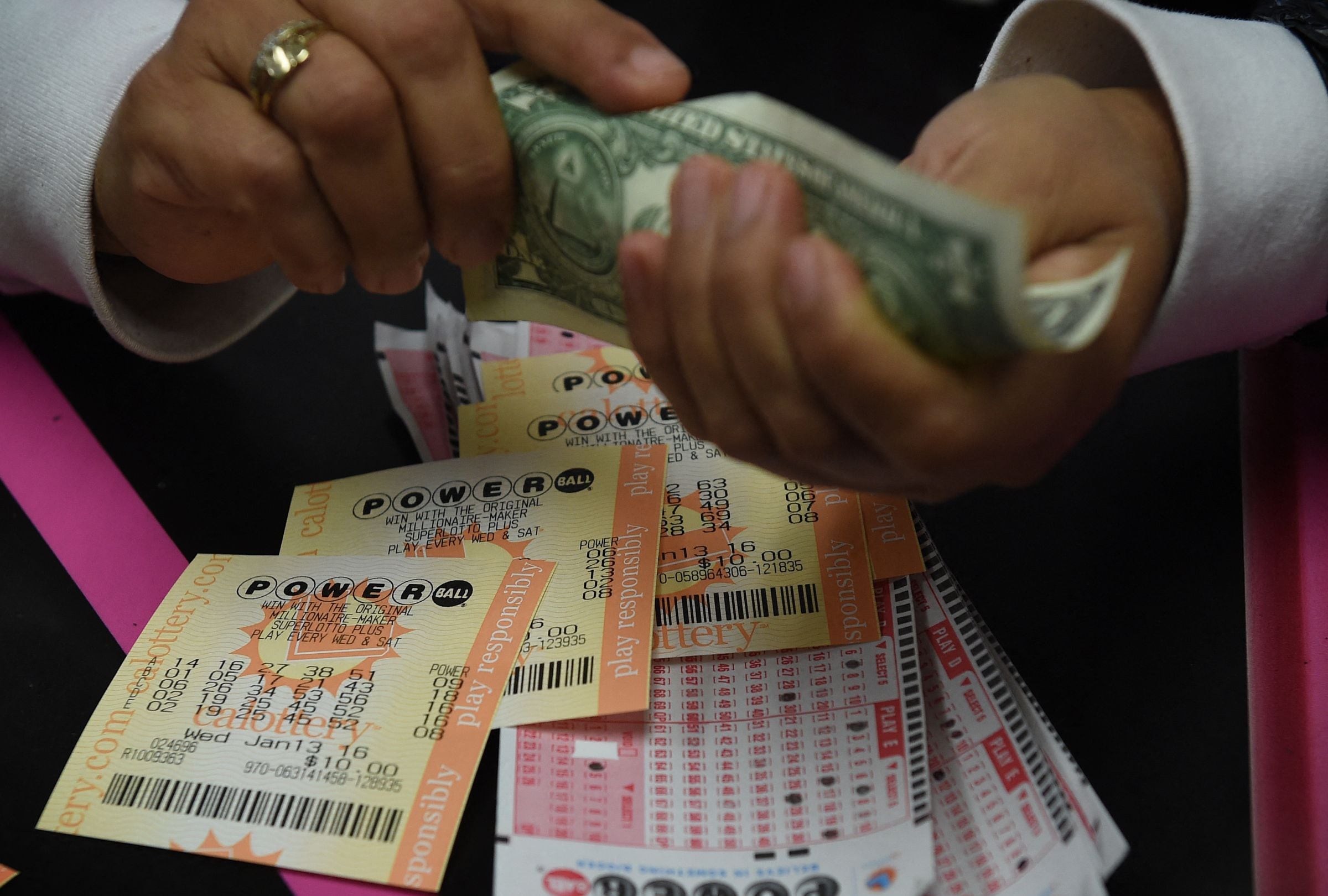 En esta nota conocerás los resultados del sorteo del Powerball del lunes 22 de diciembre y descubrir si alguien se quedó con el premio mayor. (Foto: Mark Ralston / AFP)
