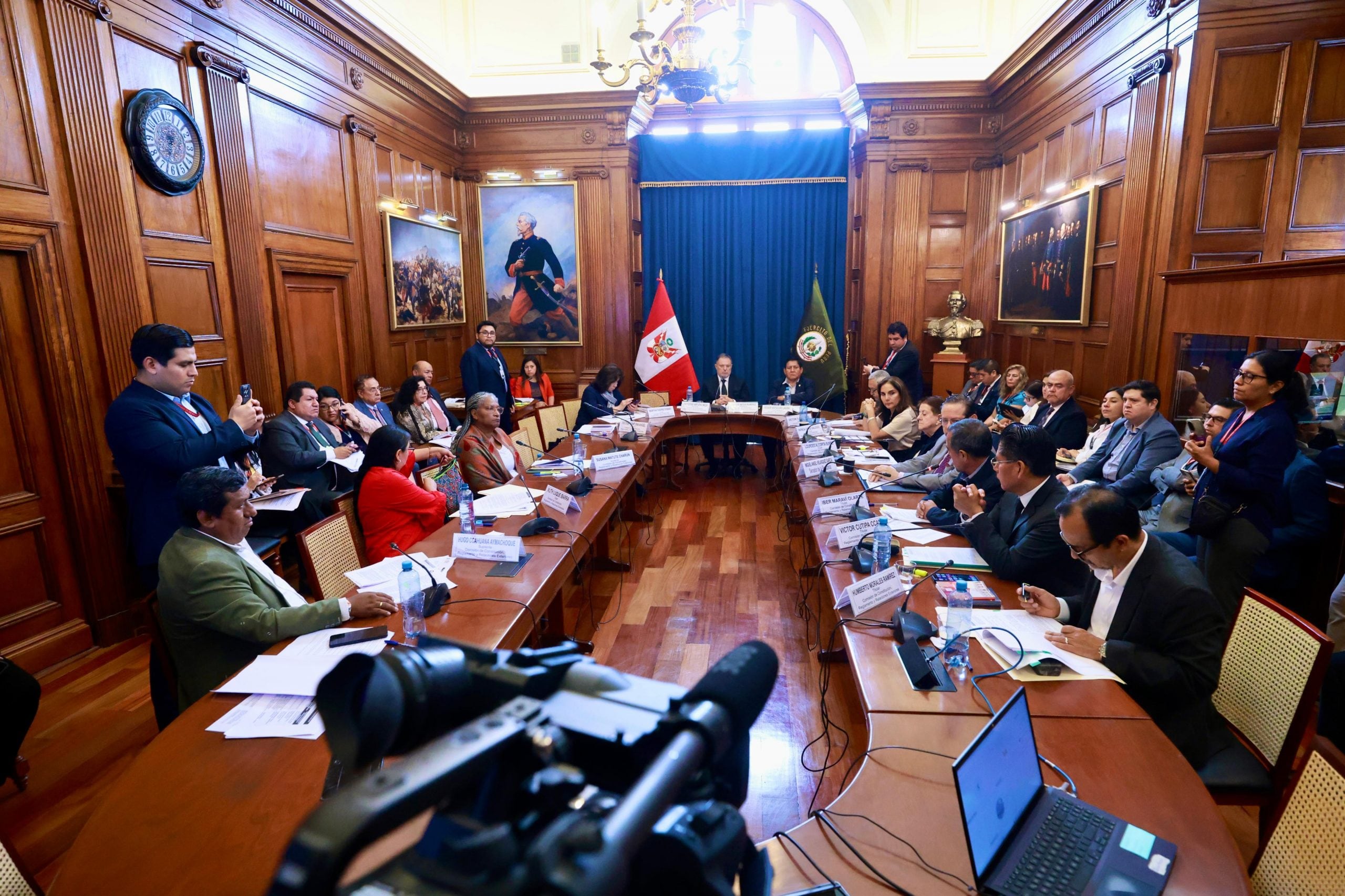 El texto aprobado incorpora la obligación de presentar una declaración jurada de no afiliación política vigente. Durante el debate, algunos senadores plantearon dar mayor peso a los méritos académicos y profesionales. Foto: Congreso