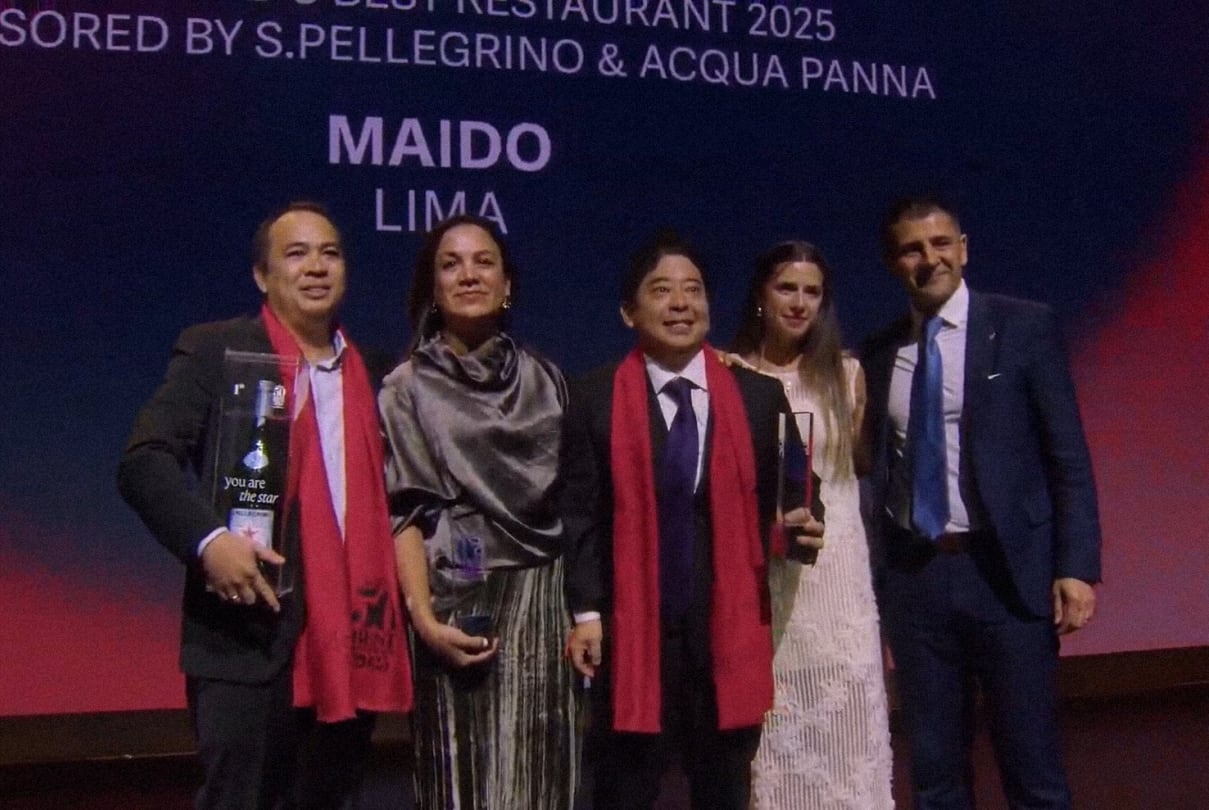 Mitsuharu Tsumura junto al equipo de Maido celebra el logro en The World's 50 Best Restaurants 2025.
