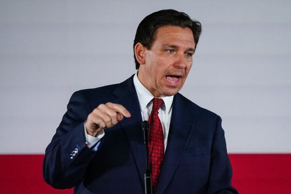 El gobernador republicano de Florida, Ron DeSantis, apunta a frenar la llegada de más inmigrantes indocumentados (Foto: AFP)