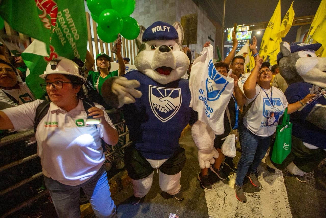 Debate electoral JNE | Simpatizantes de diversos partidos se concentran en los exteriores del Centro de Convenciones en San Borja, para apoyar a los candidatos de sus partidos en el tercer día del debate electoral de cara a las elecciones presidenciales 2026. 01 de abril de 2026 en Lima, Perú. (Foto: Fernando Sangama / @photo.gec)