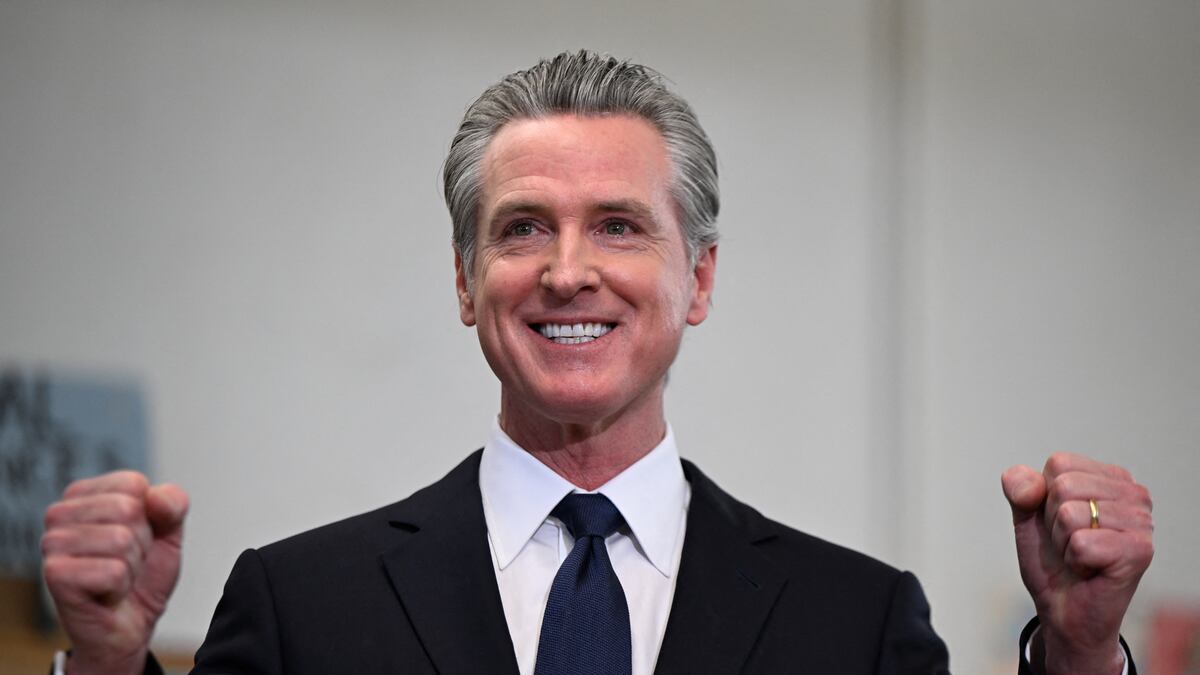 Atención, Gavin Newson no aprobó su primera versión: en qué consiste el proyecto SB 1013 en California y cómo afectaría a los conductores