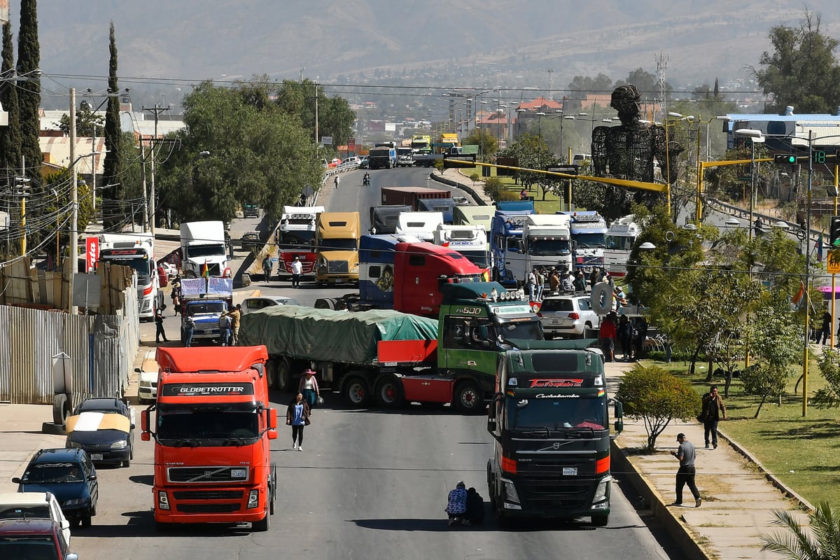 El ministro de Defensa, Ernesto Justiniano, informó este domingo en conferencia de prensa que las rutas desde La Paz y El Alto hacia Chile yPerú“están expeditas”. (Jorge Ábrego / EFE)