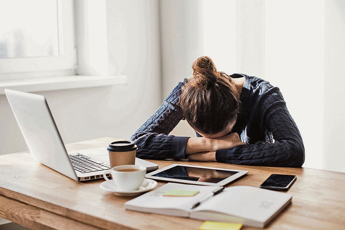 Una encuesta realizada el año 2021 a empleados de diversos países por Forbes mostró que el 69% de ellos había considerado cambiar de trabajo debido a que se sentían microgestionados y un 36% lo había hecho. (Foto: iStock)