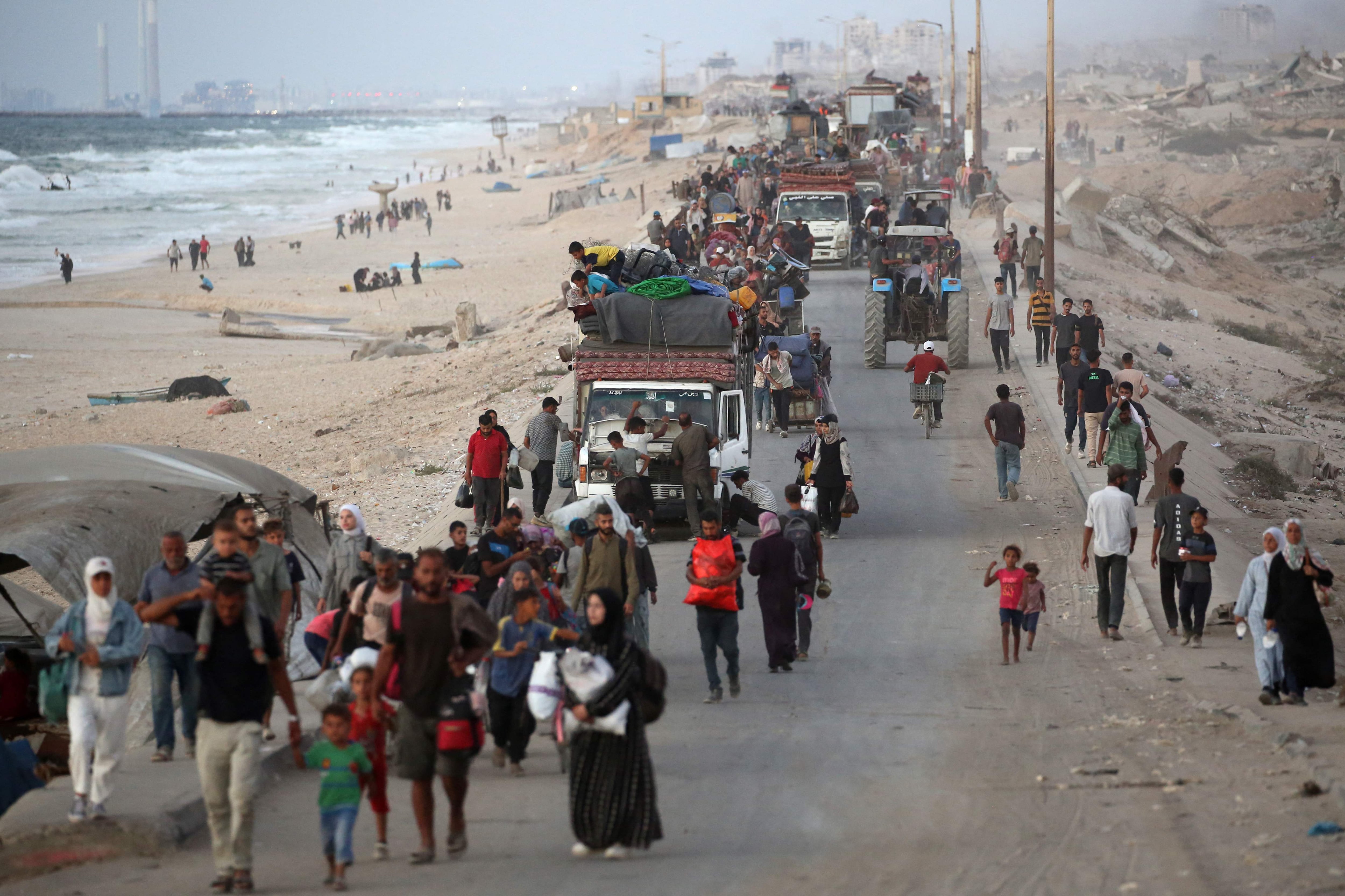 Los palestinos se desplazan con sus pertenencias hacia el sur por una carretera cerca del campo de refugiados de Nuseirat, en el centro de la franja de Gaza, el 20 de septiembre del 2025, mientras Israel intensifica su ofensiva terrestre para capturar la ciudad de Gaza. Las fuerzas israelíes han bombardeado la capital del enclave con ataques aéreos y tanques en su intento de apoderarse de ella, casi dos años después del inicio de la guerra que ha devastado el territorio palestino. (Foto de Eyad BABA / AFP)