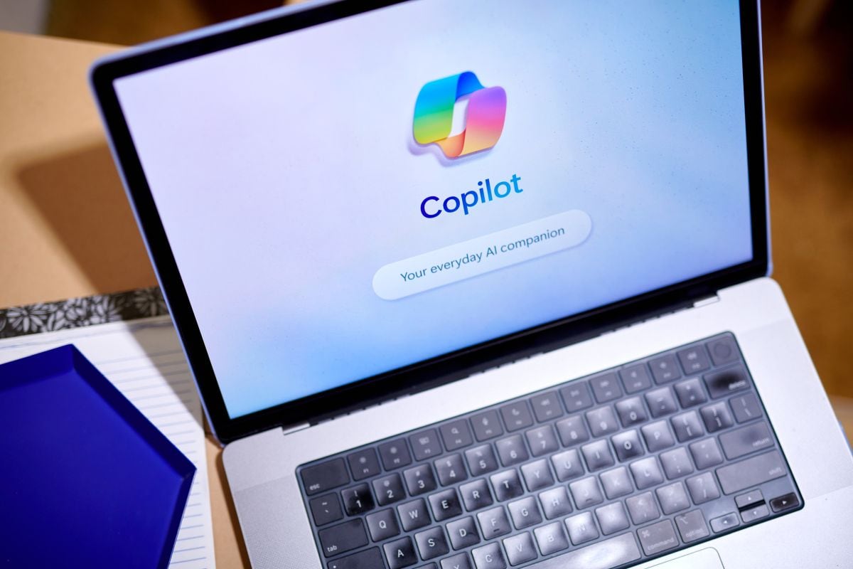 El logotipo de Copilot en una computadora portátil.