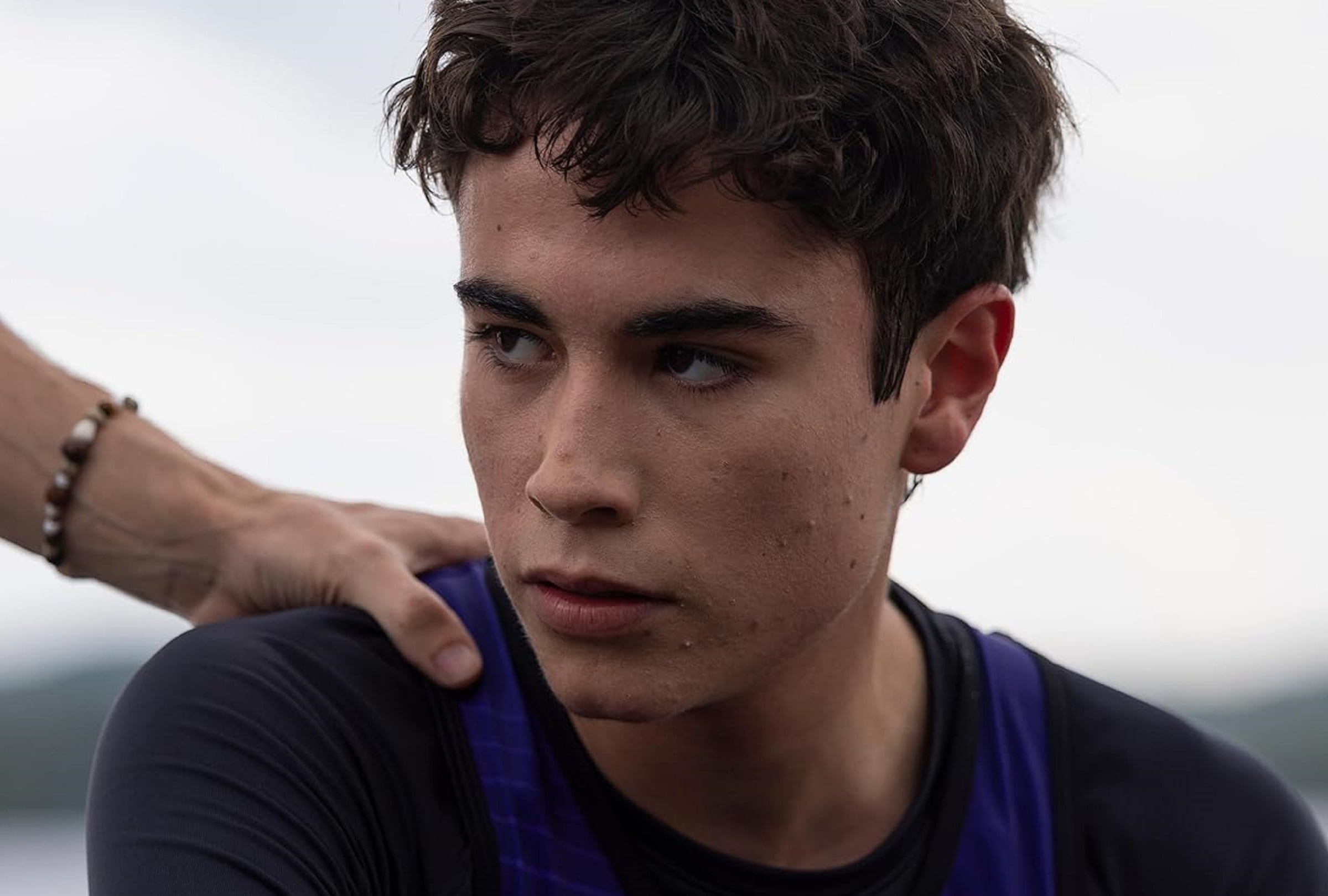 Teo Soler asume el rol de Sebas, el hijo adolescente de Sara, en la serie española "Innato" (Foto: Netflix)