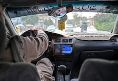 Taxistas afganos desafían al régimen talibán y vuelven a poner música