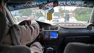 Taxistas afganos desafían al régimen talibán y vuelven a poner música