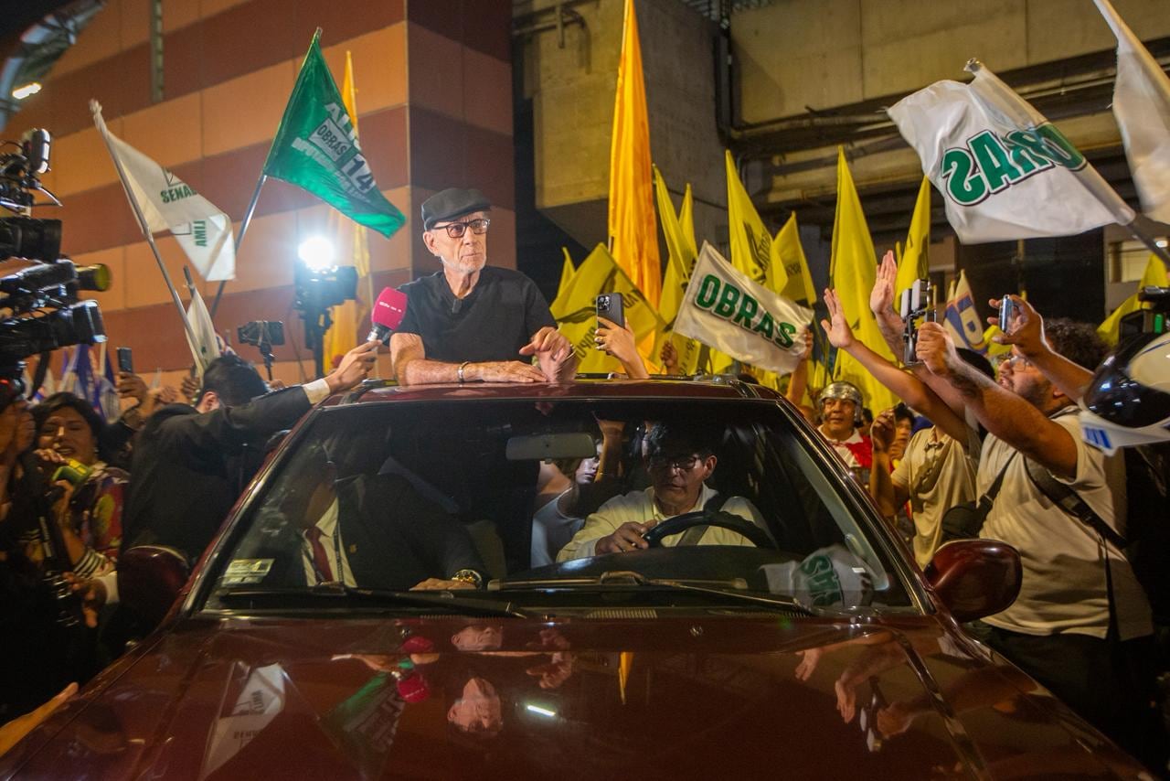 Debate electoral JNE | Simpatizantes de diversos partidos se concentran en los exteriores del Centro de Convenciones en San Borja, para apoyar a los candidatos de sus partidos en el tercer día del debate electoral de cara a las elecciones presidenciales 2026. 01 de abril de 2026 en Lima, Perú. (Foto: Fernando Sangama / @photo.gec)