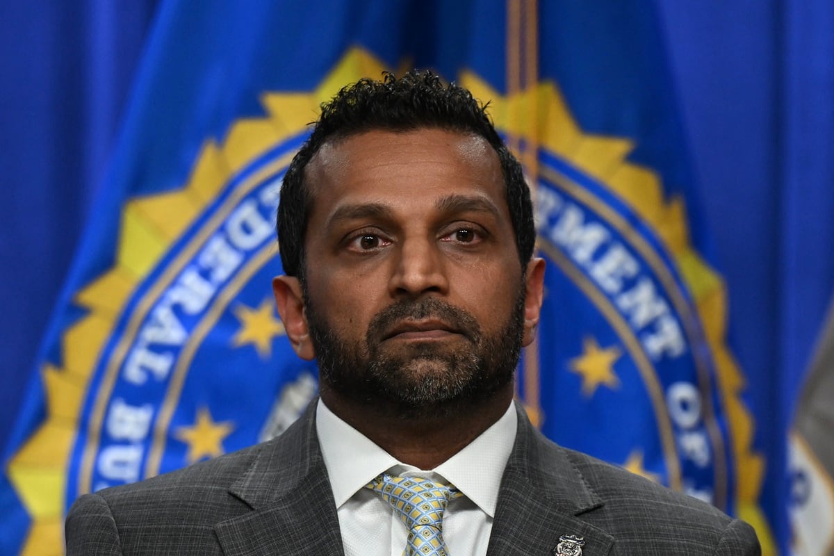 El director del FBI, Kash Patel, observa durante una conferencia de prensa en la sede del Departamento de Justicia en Washington, DC, el 27 de abril de 2026. (ANNABELLE GORDON / AFP)