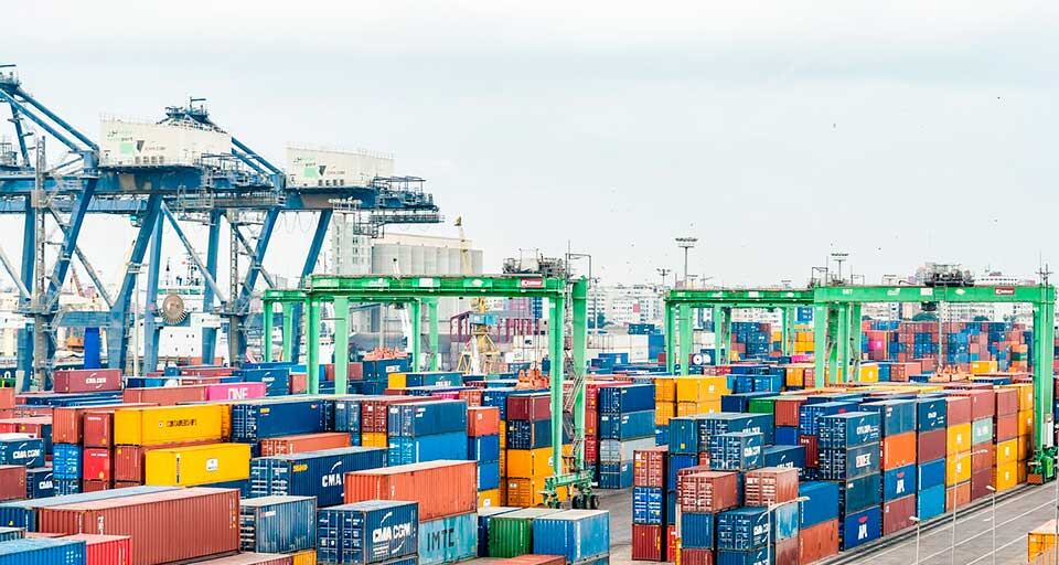 Actualizan la legislación aduanera para optimizar envíos de entrega rápida y transbordo.