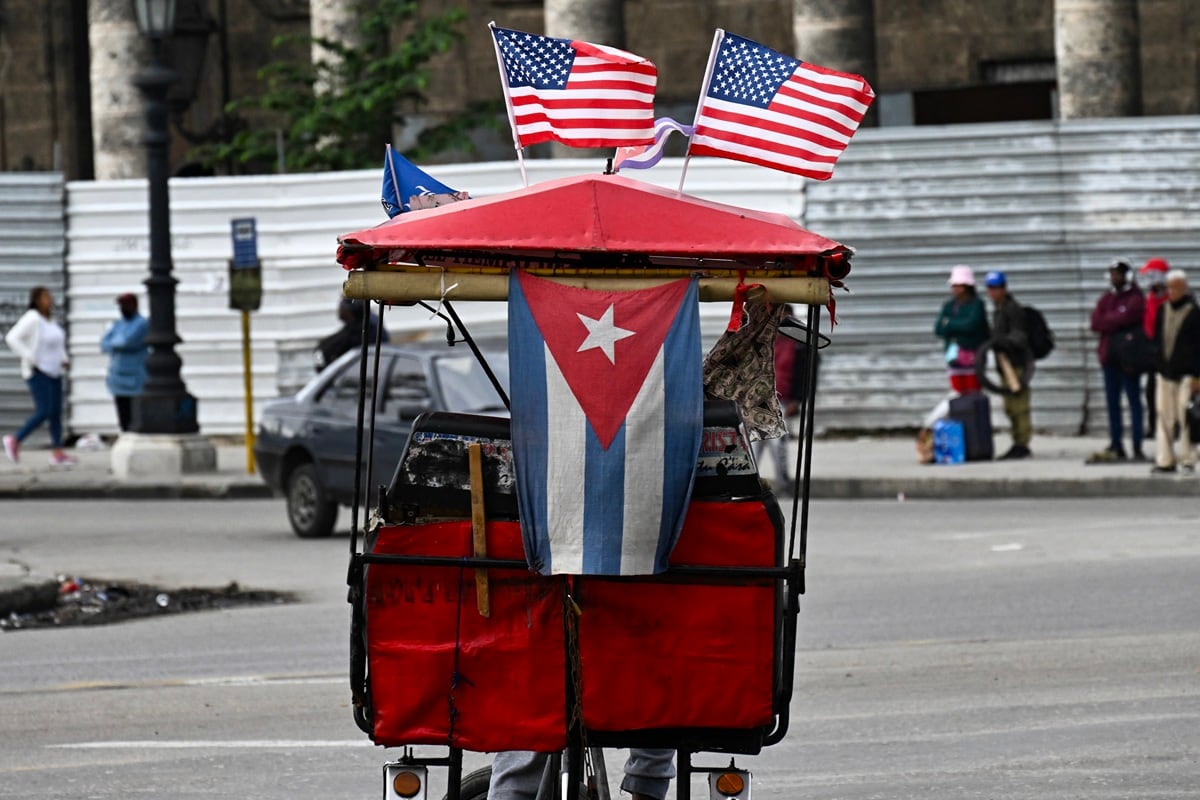Un triciclo está decorado con banderas de Estados Unidos y Cuba en La Habana, el 26 de febrero de 2026. (YAMIL LAGE / AFP)