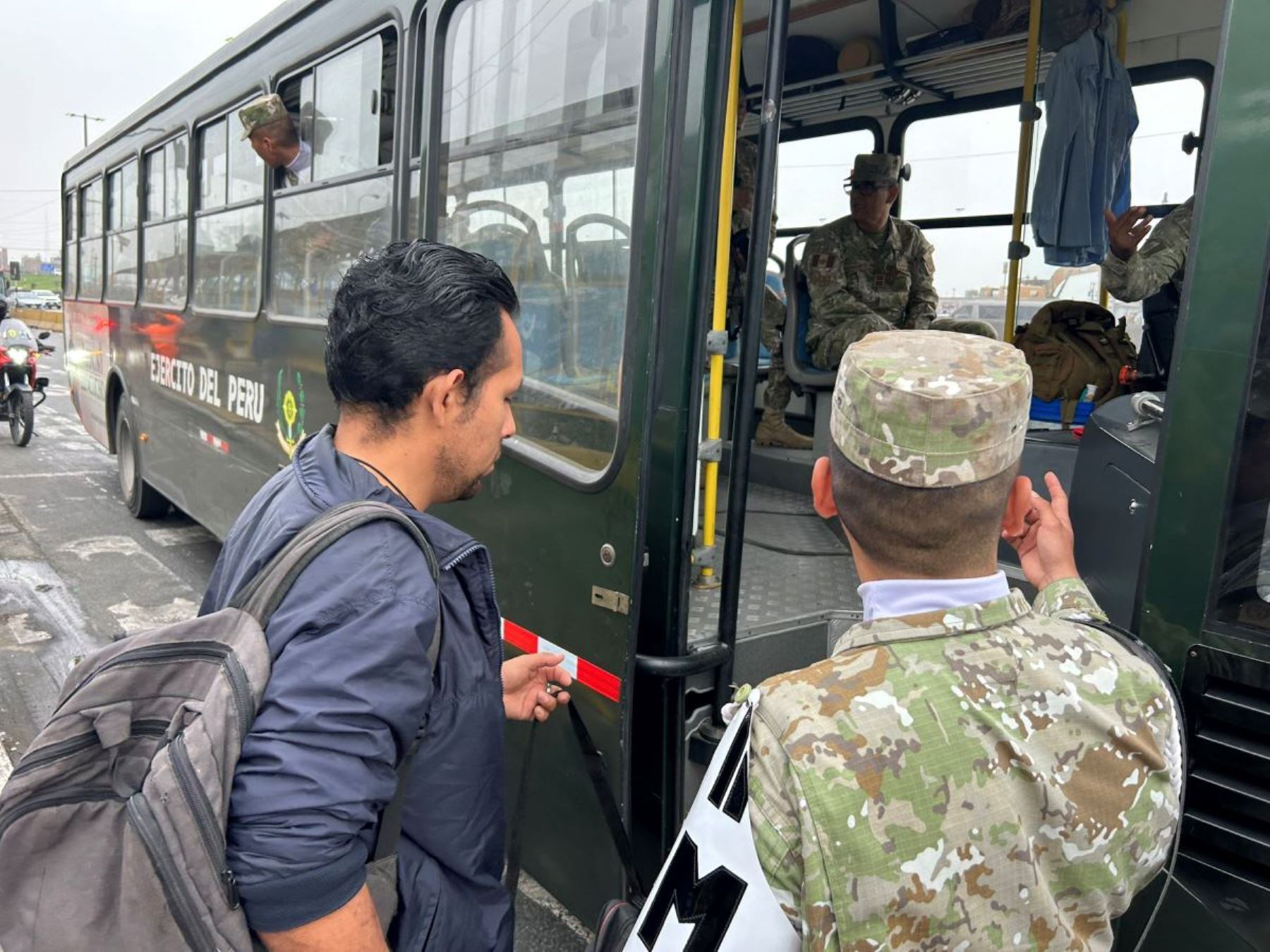 Ejército y PNP moviliza en sus buses a la población durante paro de transportistas. (Foto: Andina)