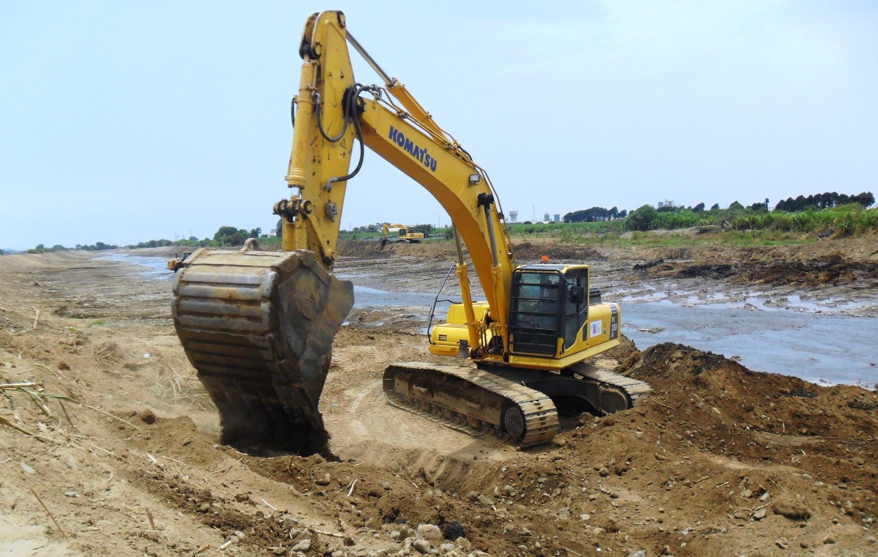 La urgencia de estas obras responde a que actualmente existen 796 distritos de 22 departamentos bajo declaratoria de estado de emergencia | Foto: Andina (Difusión) / Composición EC