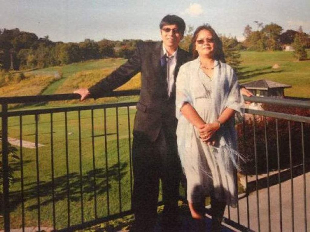 Una instantánea que retrata a los padres de Jennifer Pan, mucho antes de que los rodeara la tragedia (Foto: Netflix)