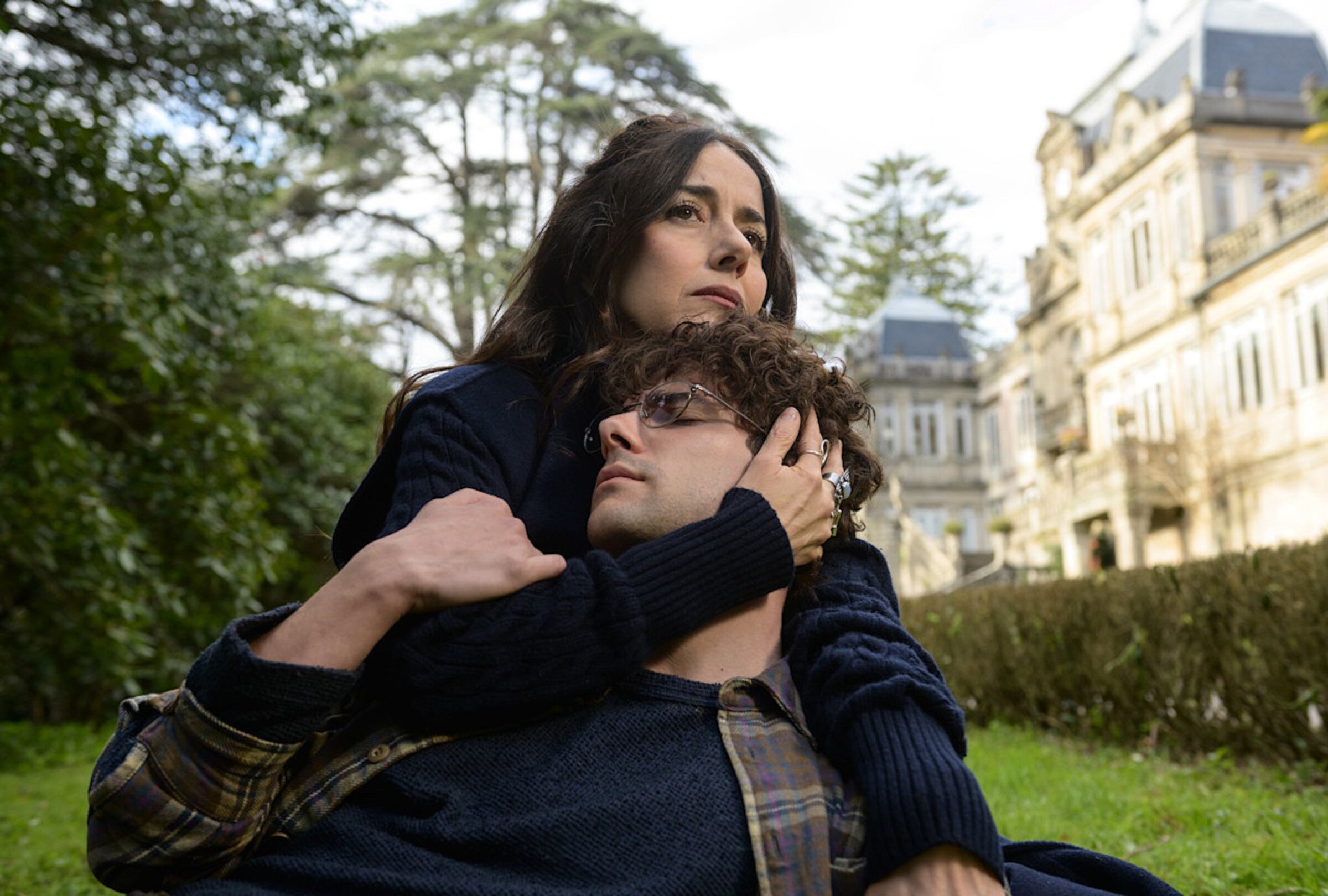 La China Jurado (Cecilia Suárez) se aprovecha de que su hijo Elmer (Álvaro Rico) no tiene emociones en la serie española "El jardinero" (Foto: Netflix)