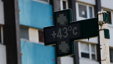 El cartel de una farmacia marca 43 grados Celsius (109,4 grados Fahrenheit) en Rennes, en el oeste de Francia, el 22 de junio de 2026. (AP Foto/Jeremias Gonzalez)