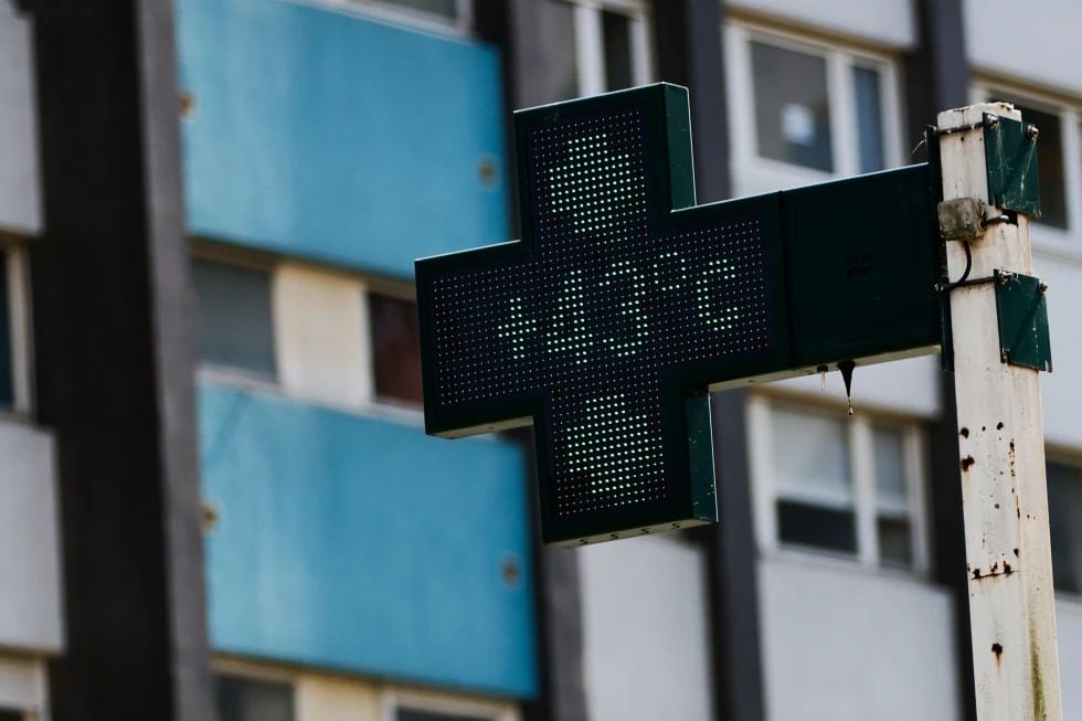 El cartel de una farmacia marca 43 grados Celsius (109,4 grados Fahrenheit) en Rennes, en el oeste de Francia, el 22 de junio de 2026. (AP Foto/Jeremias Gonzalez)