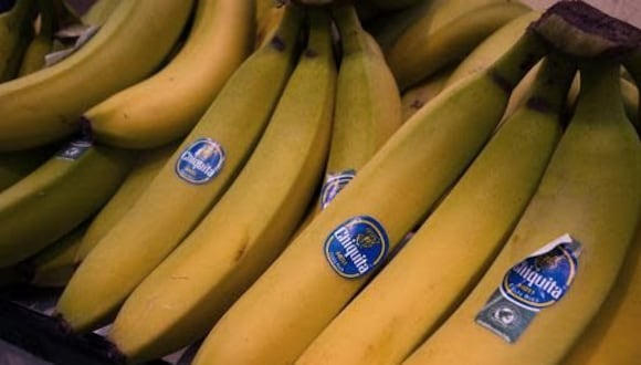 Bananas de Costa Rica, distribuidas por la gigante estadounidense Chiquita, en venta en un mercado de Washington DC, el 25 de febrero de 2014. (AFP | Paul J. Richards)
