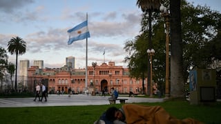 “Endeudados para subsistir”: argentinos se hunden en préstamos impagables