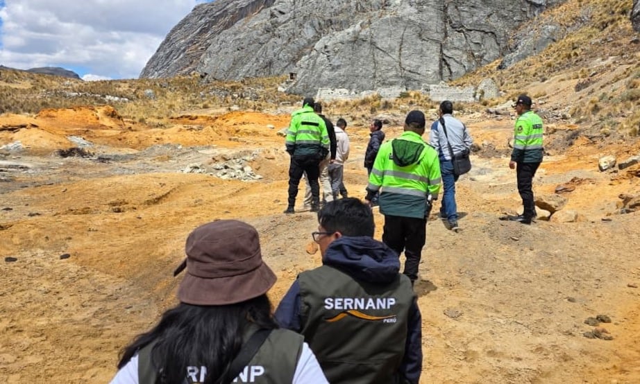 Fueron retenidos cinco volquetes y una retroexcavadora en el paraje Santón del Parque Nacional Huascarán. Foto: Minam