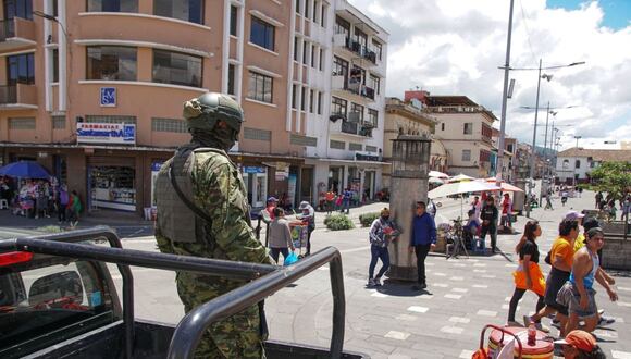 Soldados patrullan la plaza Cívica en Cuenca, Ecuador, el 11 de enero de 2024. Fotógrafo: STR/AFP/Getty Images
