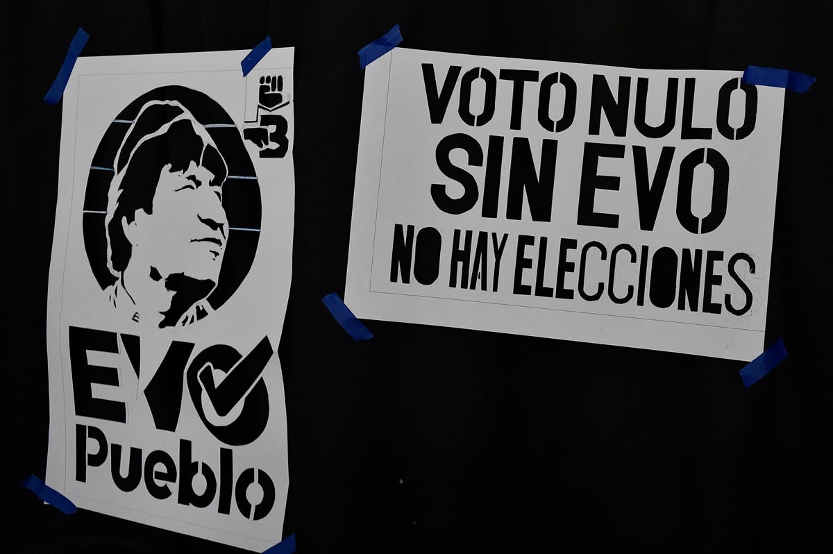 El logo del partido "Evo Pueblo" y un cartel que dice "Voto Nulo, durante la inauguración de una casa de campaña del "Voto Nulo" de cara a las elecciones presidenciales de Bolivia en La Paz, el 4 de agosto de 2025. (Foto de JORGE BERNAL / AFP)