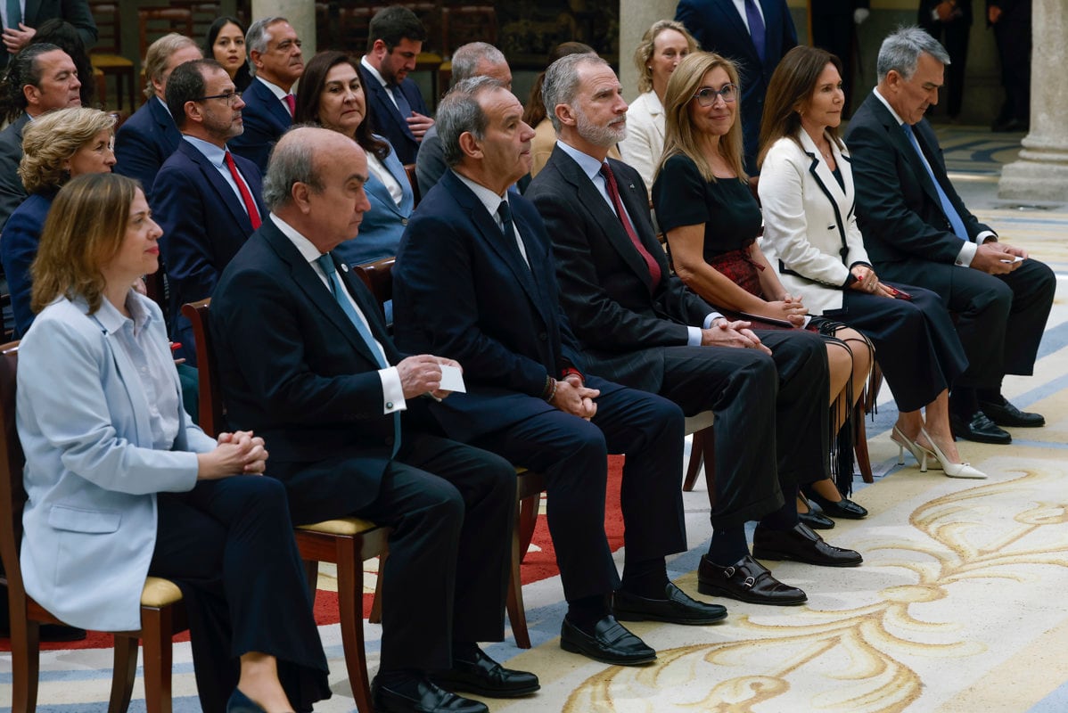 EL PARDO (MADRID) 18/05/2026.- El rey Felipe VI (c) , junto al secretario general iberoamericano, Andrés Allamand (3i) tras entregar a Paola Luksic (2d), en nombre de la familia Luksic, el Premio Enrique V. Iglesias al Desarrollo del Espacio Empresarial Iberoamericano, en su decima edición, durante un acto celebrado este lunes en el Palacio Real de El Pardo, Madrid. EFE/JJ Guillén