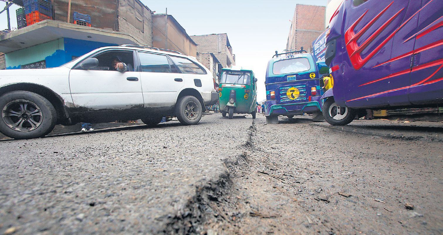 El mal estado de pistas pone en peligro el paso de peatones y vehículos., sostuvo la Defensoría. (Foto referencial /Félix Ingaruca / GEC)