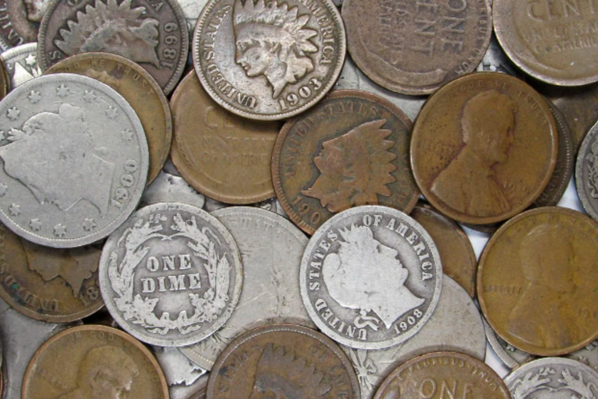 La plata genuina suele ser menos brillante y más fría al tacto que los objetos bañados en plata (Foto: Freepik)