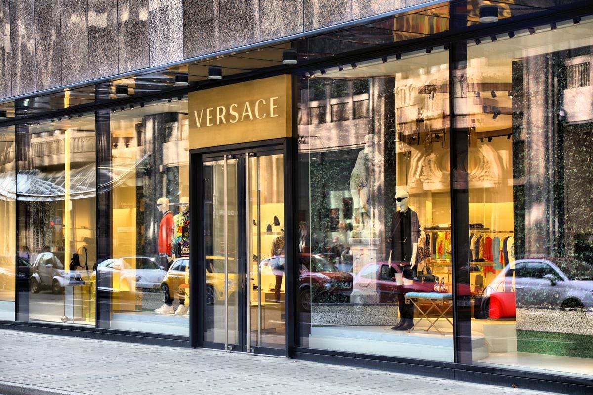 10 de junio del 2011. Hace 15 años. Versace abrirá tienda en el Jockey Plaza en junio.