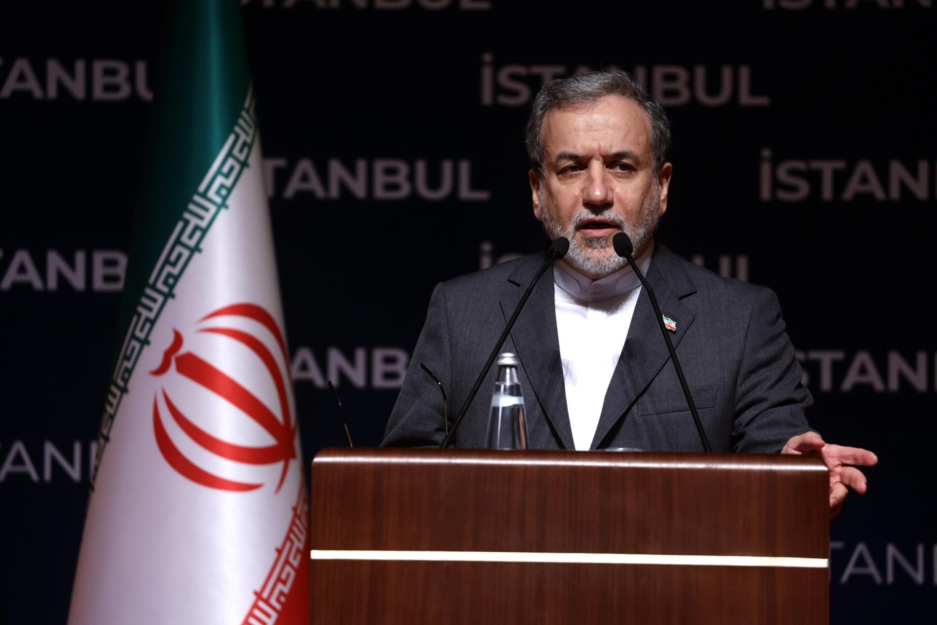 El ministro de Exteriores de Irán, Abás Araqchí, en una rueda de prensa en Estambul. (EFE/ERDEM SAHIN).