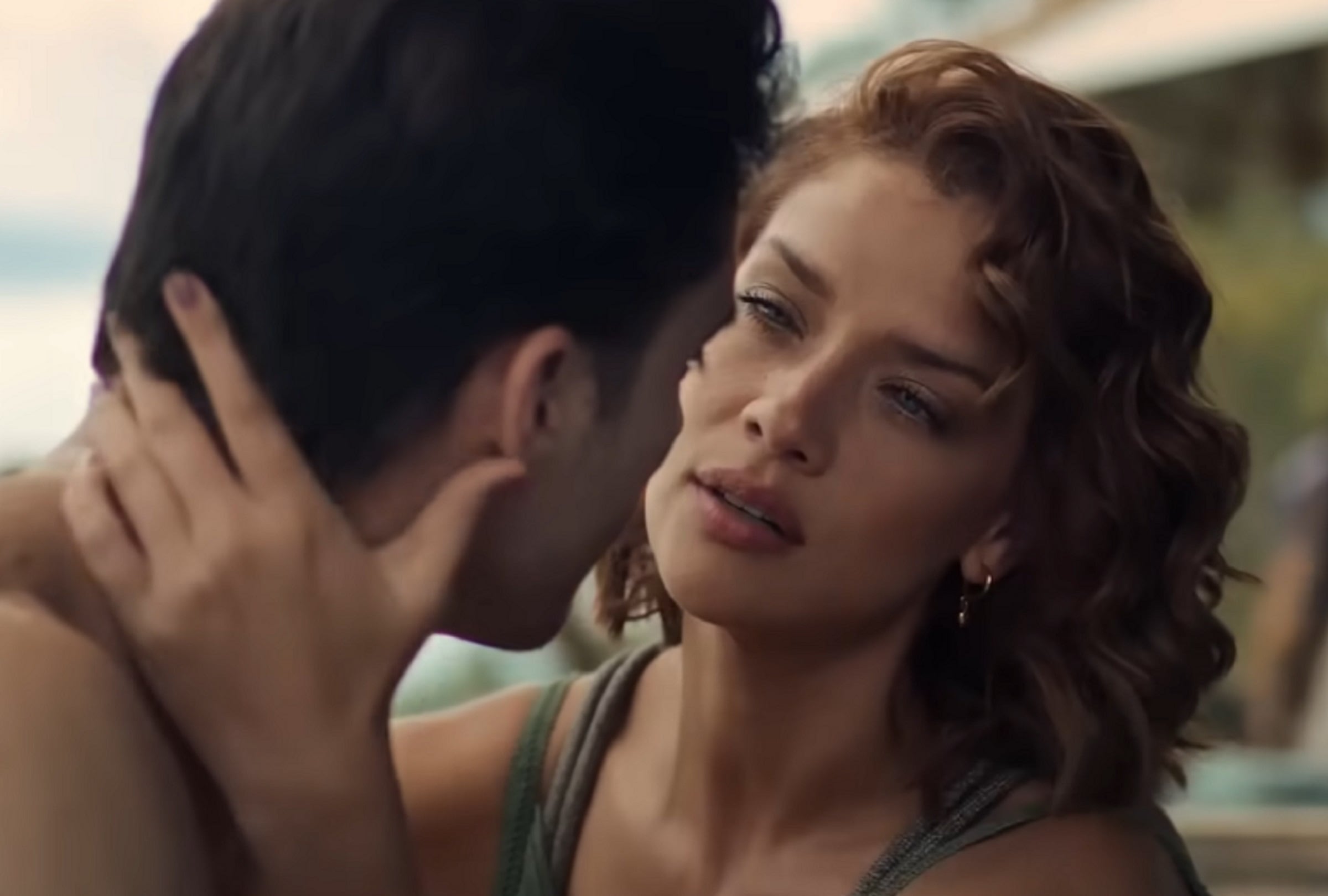 Miguel Estevez (Rodolfo Salas) y Camila Román (Carolina Miranda) están de luna de miel al inicio de la tercera temporada de "Perfil falso" (Foto: Netflix)