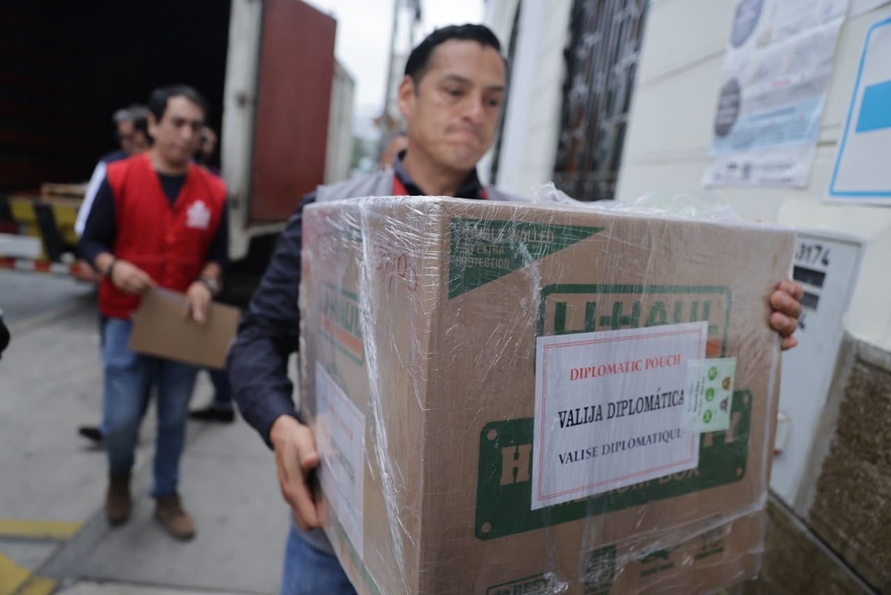 Llegada de las actas de votación presidencial de segunda vuelta de Paterson Estados Unidos a la sede de la ONPE. (Foto: Hugo Pérez / @photo.gec)