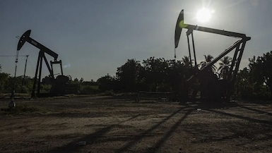 Fotografía de archivo que muestra el bombeo de petróleo en Venezuela. Foto: EFE/ Henry Chirinos